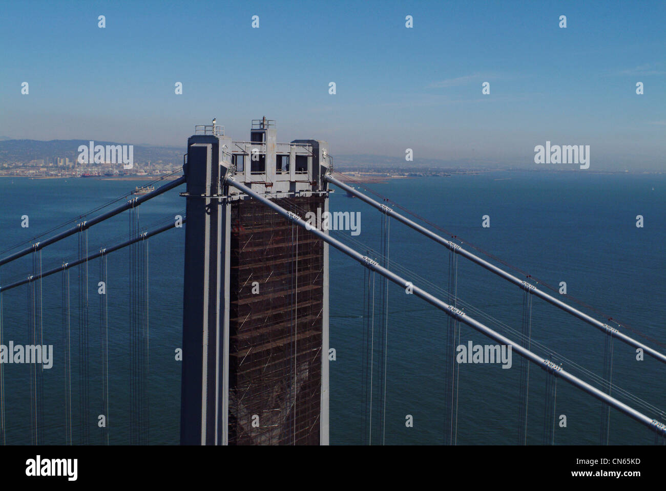 Photographie aérienne de San Francisco Oakland Bay Bridge net pour l'entretien de la tour d'échafaudage Banque D'Images