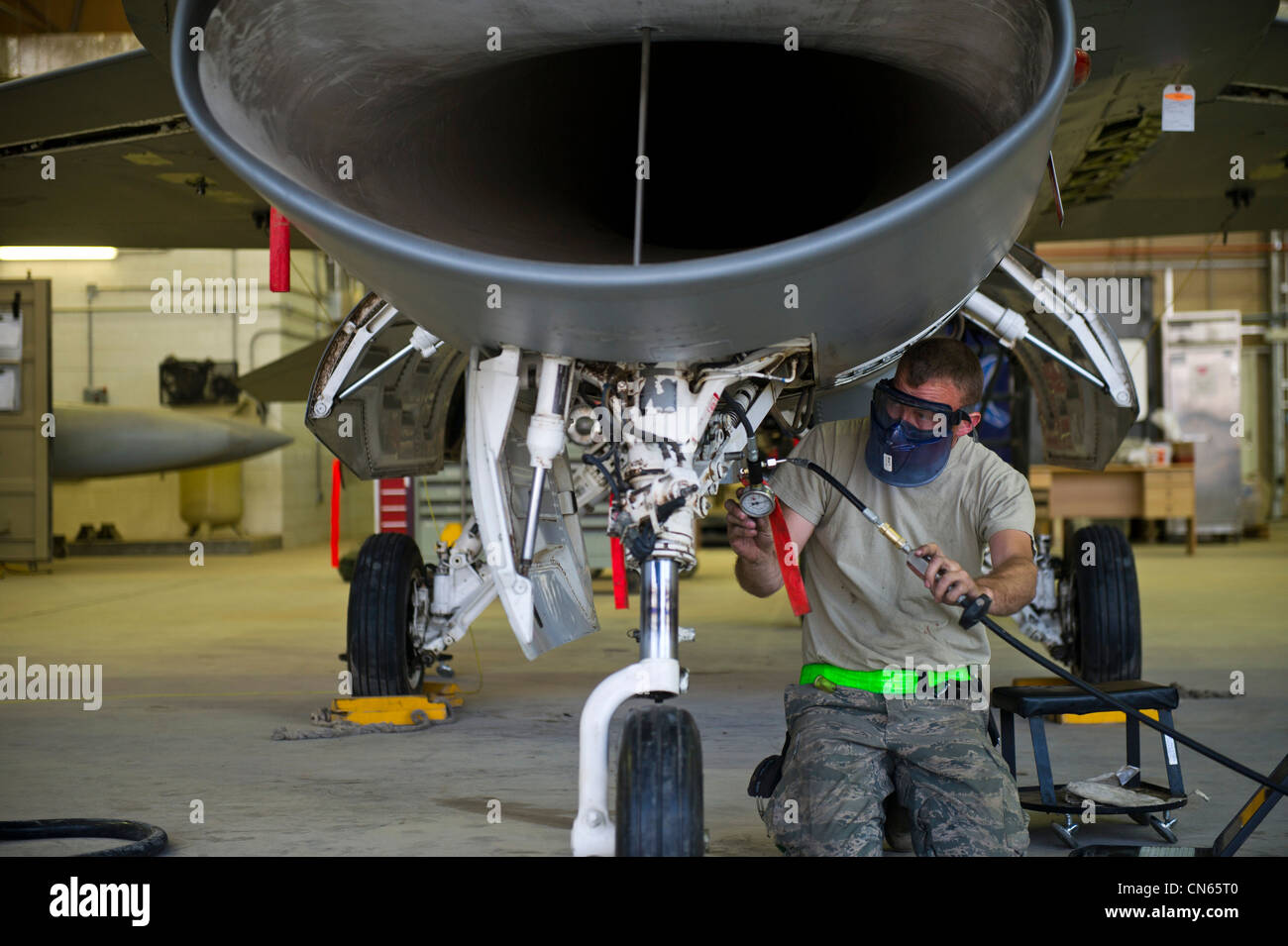 U.S. Air Force Tech. Sgt. Jacob Hermanson, natif d'Indianola, en Iowa, et mécanicien du 451e Escadron de maintenance expéditionnaire, travaille sur un faucon F16C combattant le 2 avril 2012 à l'aérodrome de Kandahar en Afghanistan. La mission du 451e EMXS est de maintenir de manière proactive le F-16C Fighting Falcons ici. Banque D'Images