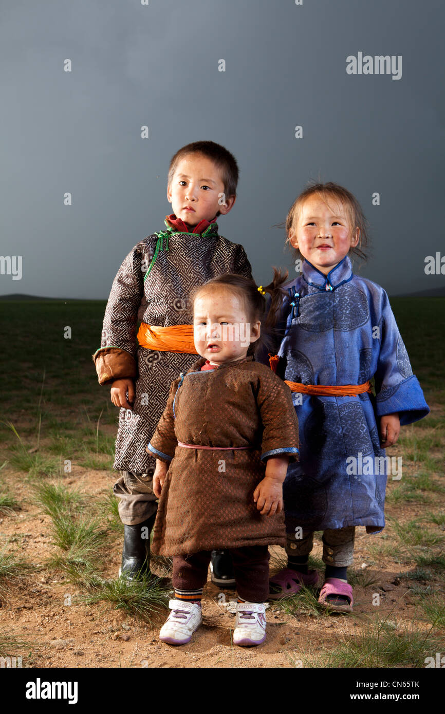 Petit enfant mongole , khuduu se posent, Aral khentii province, Mongolie Banque D'Images
