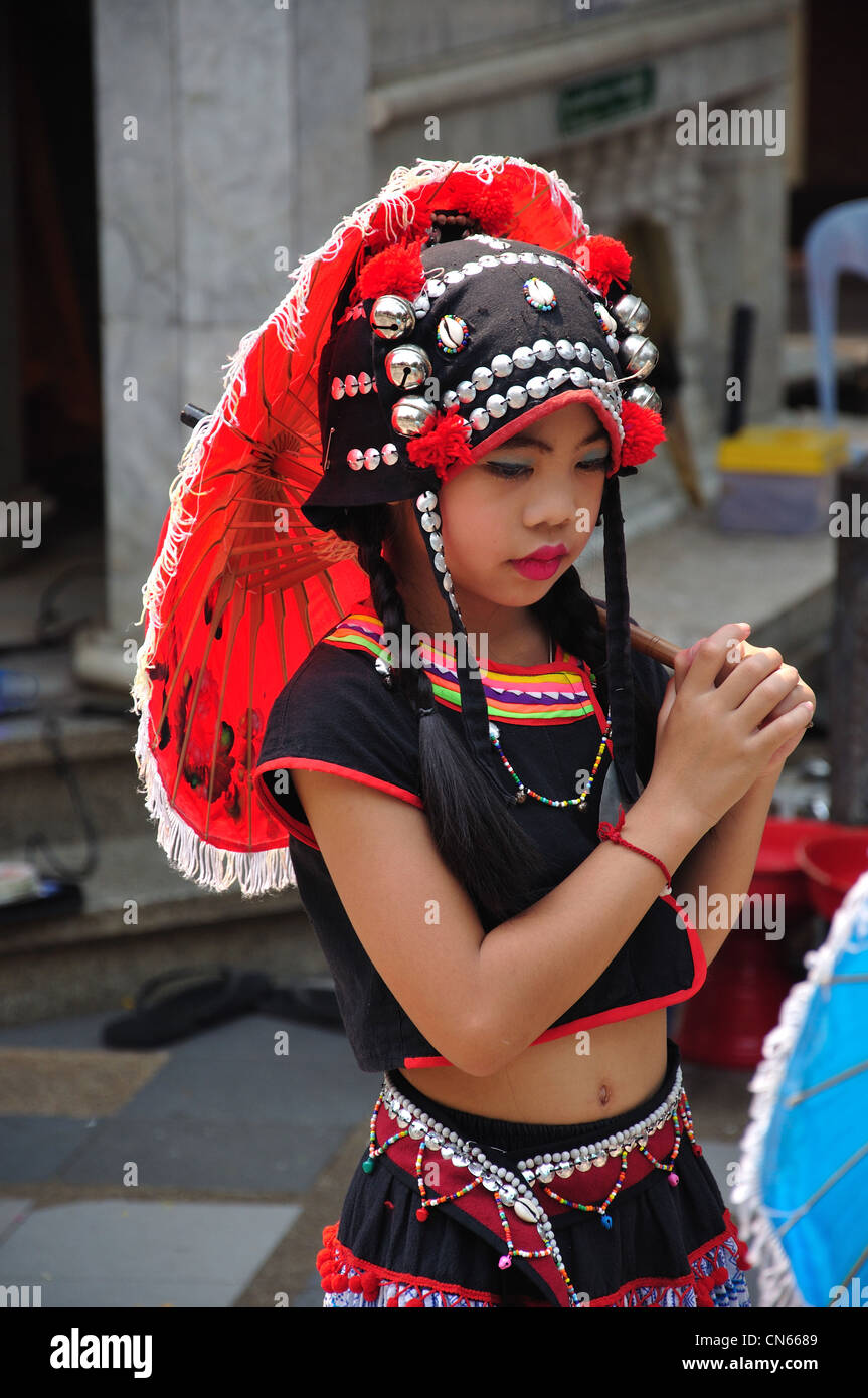 Jeune fille de la tribu Akha Hill au Wat Phrathat Doi Suthep temple bouddhiste, Doi Suthep, Chiang Mai, la province de Chiang Mai, Thaïlande Banque D'Images