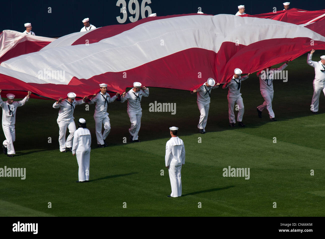 Des marins de la marine des États-Unis déploient un immense drapeau américain à l'ouverture des cérémonies du jour de la San Diego Padres au Petco Park. Banque D'Images