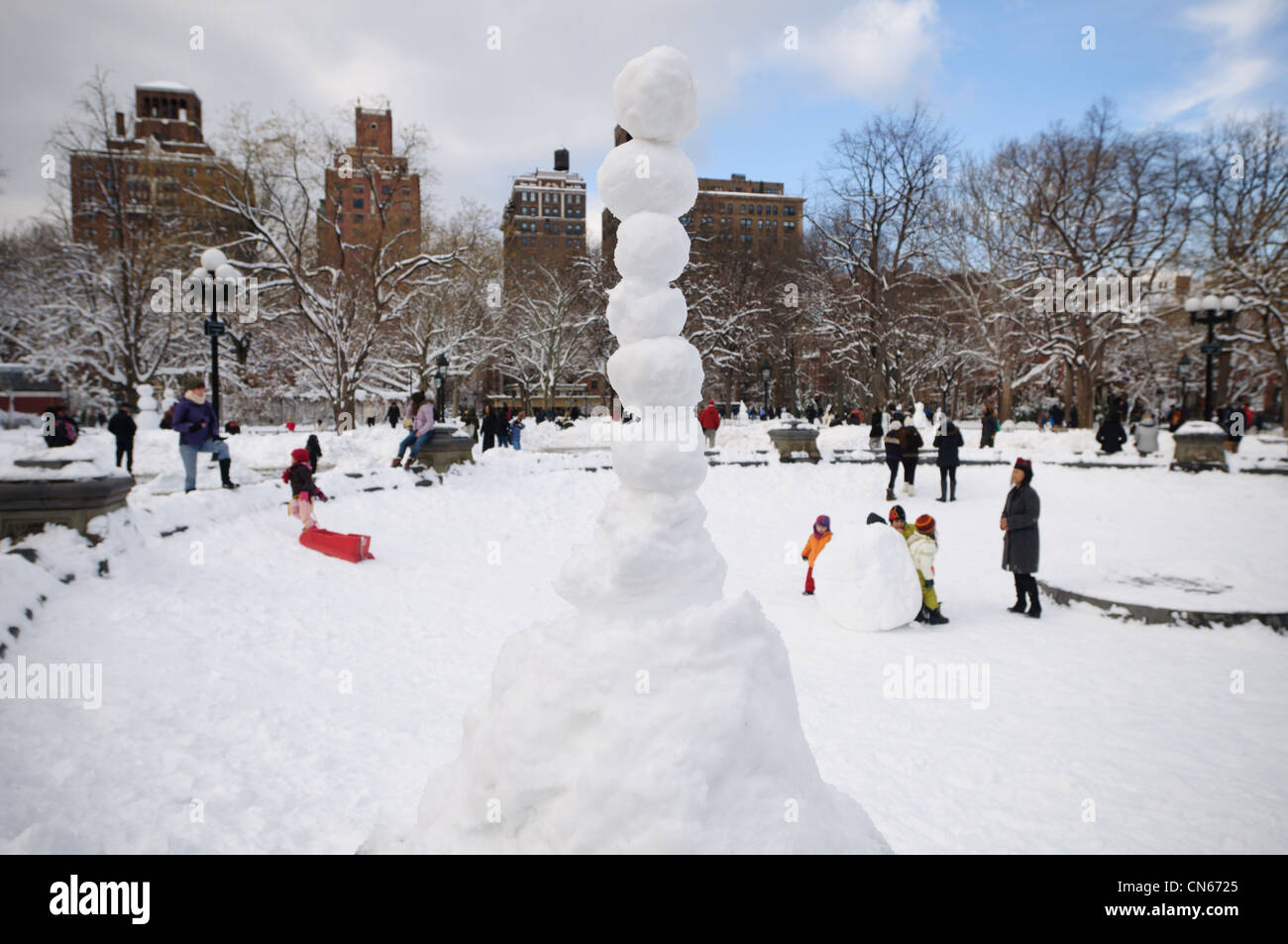 Une pile de neige à Washington Square Park, NYC Banque D'Images