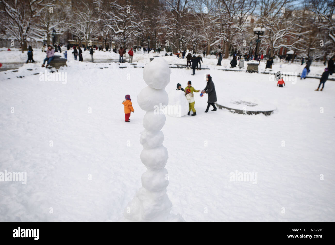 Une pile de neige à Washington Square Park, NYC Banque D'Images