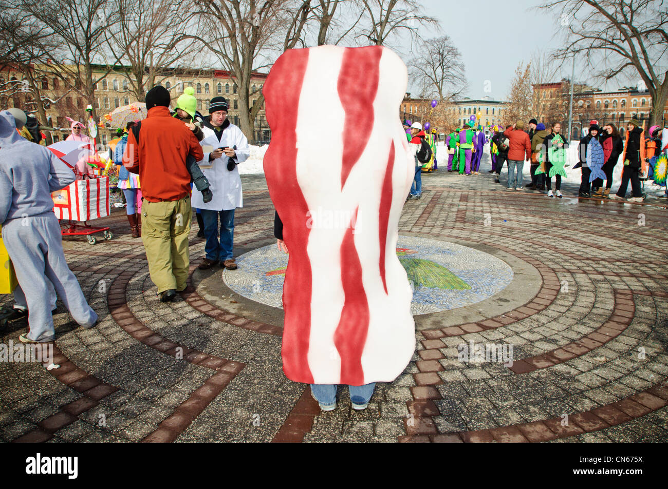 Une personne dans un costume de bacon à Idiotarod dans NYC Idiotarod est un urbain costumés panier course. Le 29 janvier 2011 Banque D'Images