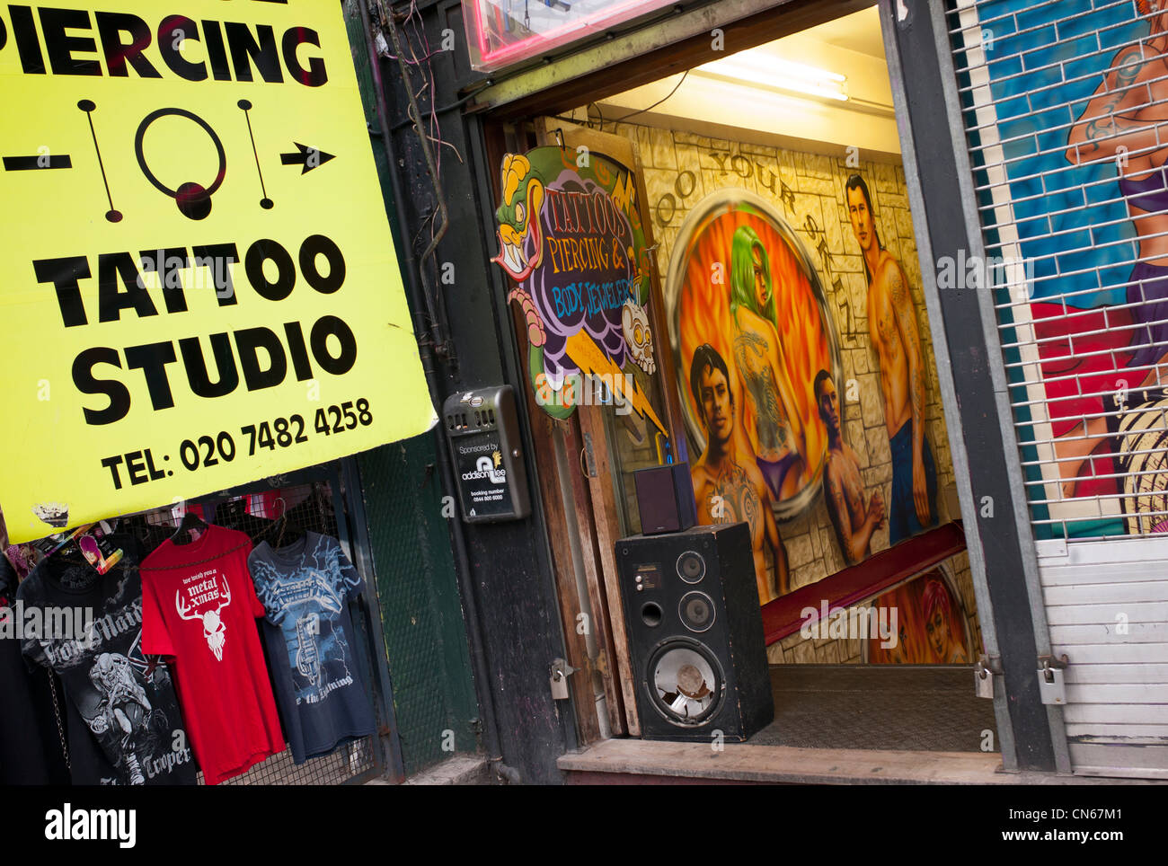 Studio de tatouage et piercing, Marché de Camden, Camden High Street, Camden, London, UK Banque D'Images