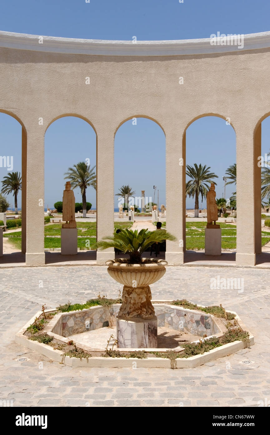 Sabratha. La Libye. La cour intérieure du musée romain. Magnifiquement situé sur le bord de l'eau de la Méditerranée Sabratha était Banque D'Images