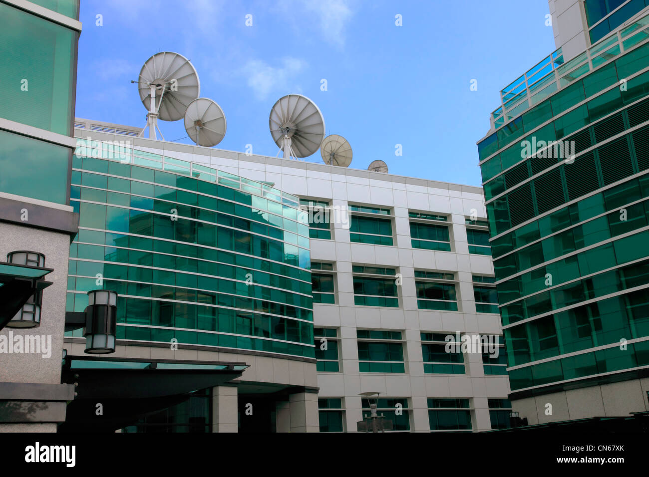 Antennes satellites, Centre des médias de communication. Banque D'Images