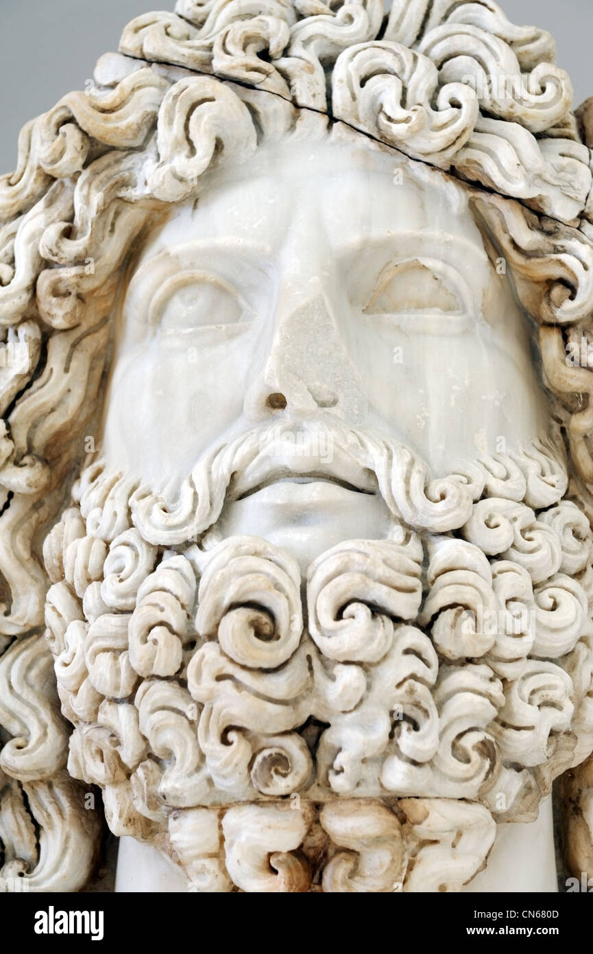 Sabratha. La Libye. Voir l'intérieur prix trois du Musée Romain de buste colossal de Jupiter ou Zeus du Temple de Jupiter. Banque D'Images