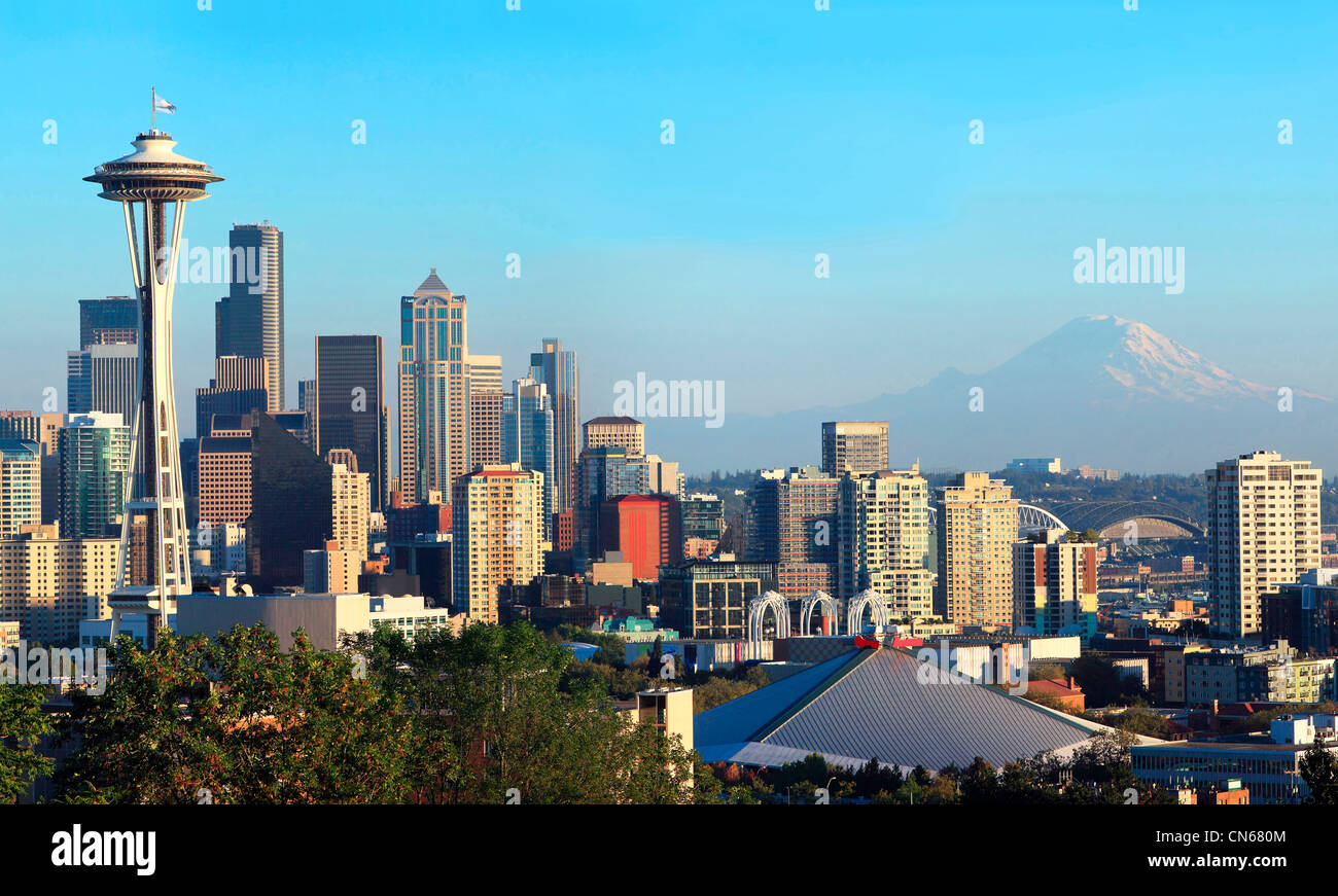 Une vue panoramique sur la ville de Seattle skyline et Mt. Rainier au coucher du soleil. Banque D'Images