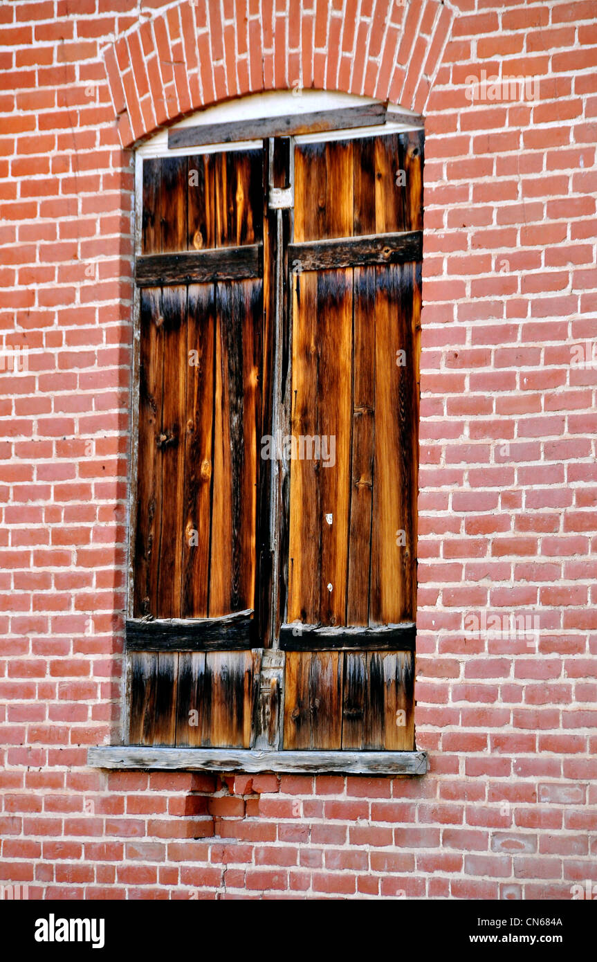 Fenêtre à volets dans maison ancienne, Escalante, Utah. Banque D'Images