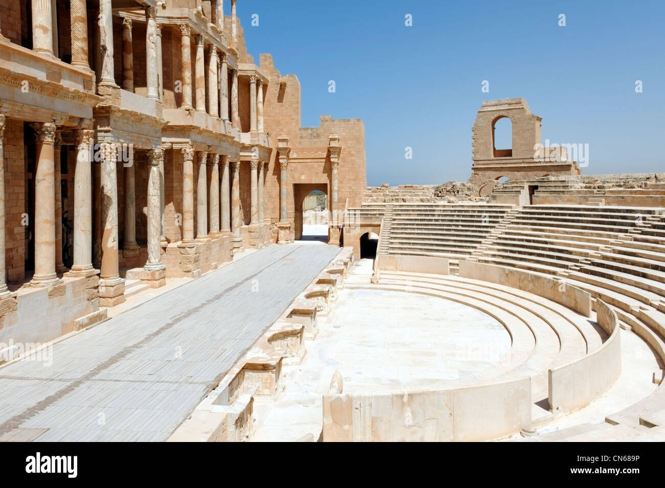 Vue de la scène, la section de l'orchestre et cavea semi-circulaire auditorium de l'ancien théâtre romain restauré. Banque D'Images