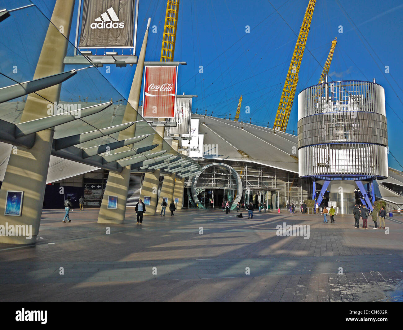 L'allée menant à l'Arène de North Greenwich Greenwich London. Banque D'Images