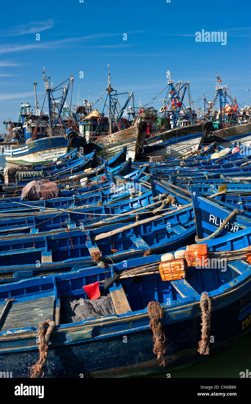 Bateaux de pêche bleu dans le port de Essaouira, Maroc Banque D'Images