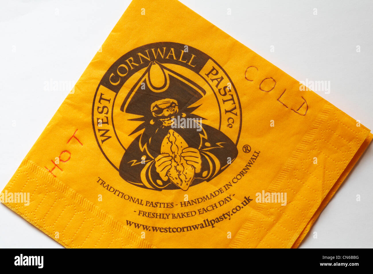 West Cornwall Pasty Co serviette serviette avec les mots écrits chaud et froid sur le plateau sur fond blanc - question de la TVA Banque D'Images