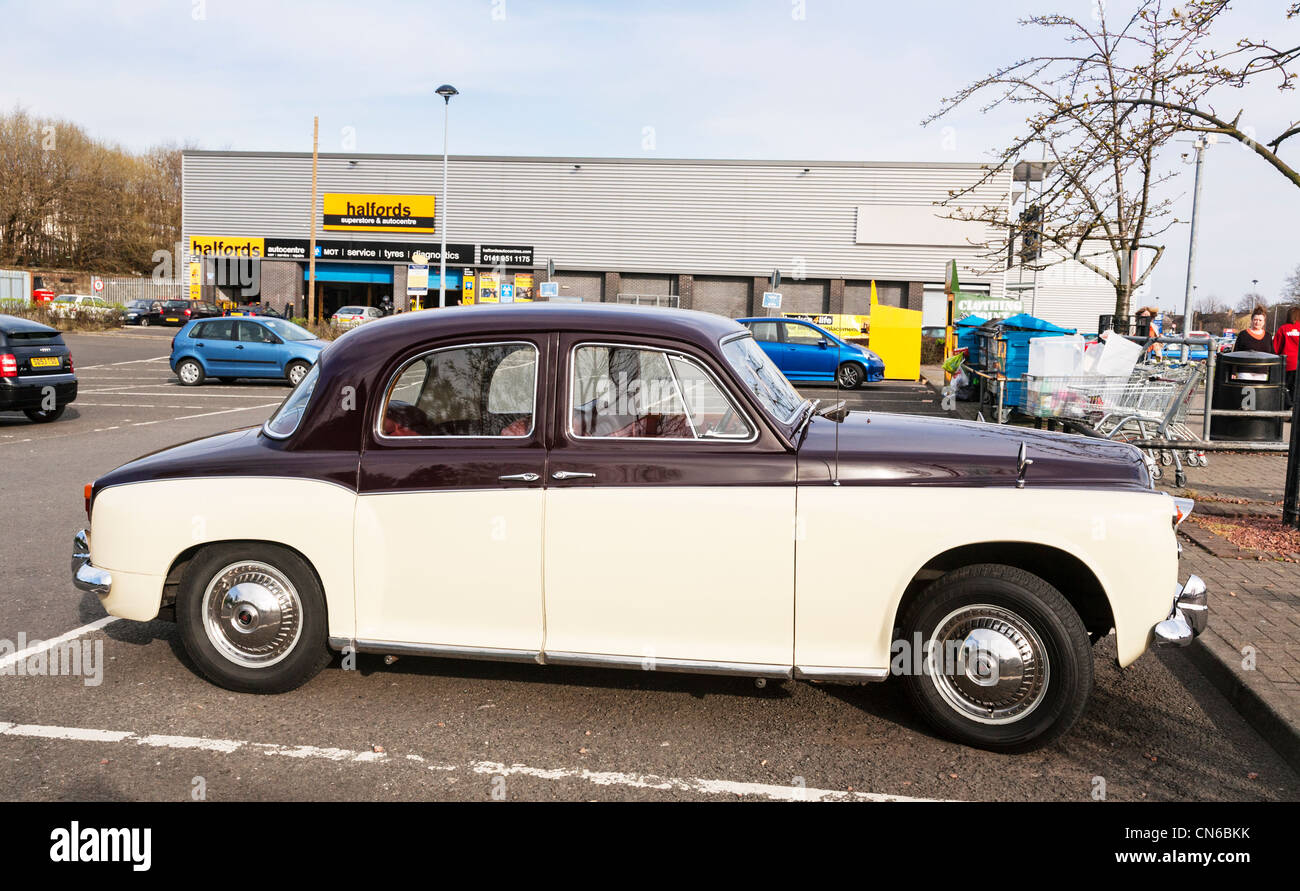 Une vieille Rover 80 deux tons une voiture classique britannique, la Grande-Bretagne. Banque D'Images