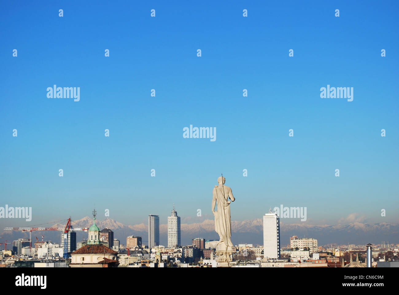 Vue panoramique du paysage de la cathédrale Duomo de Milan, toit Alpes montagnes en arrière-plan, Lombardie, Italie Banque D'Images