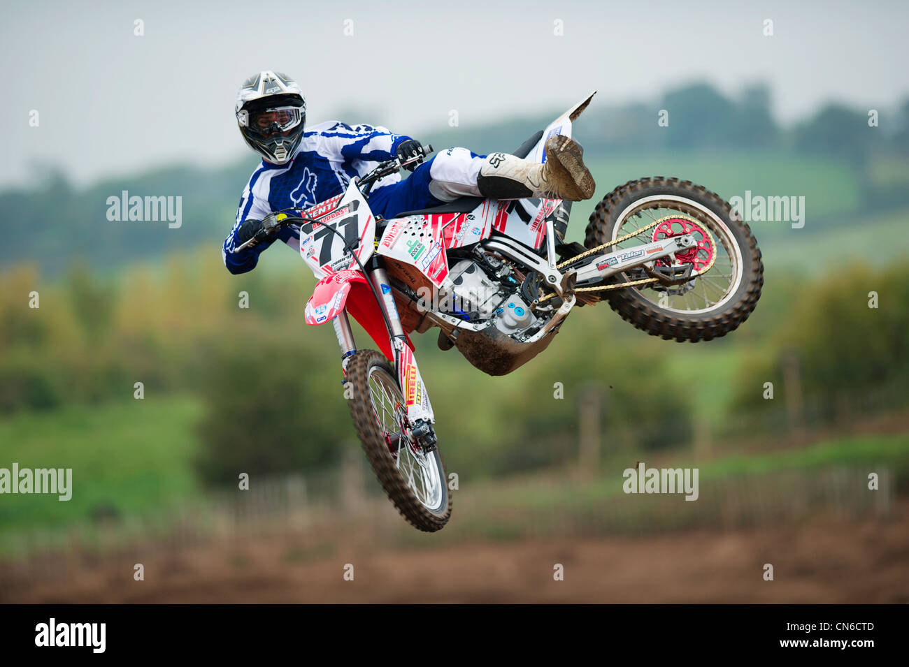 Rider Motocross spectaculairement vole avec une jambe sur une Yamaha moteur CCM dirt bike fmx jump style freestyle Banque D'Images