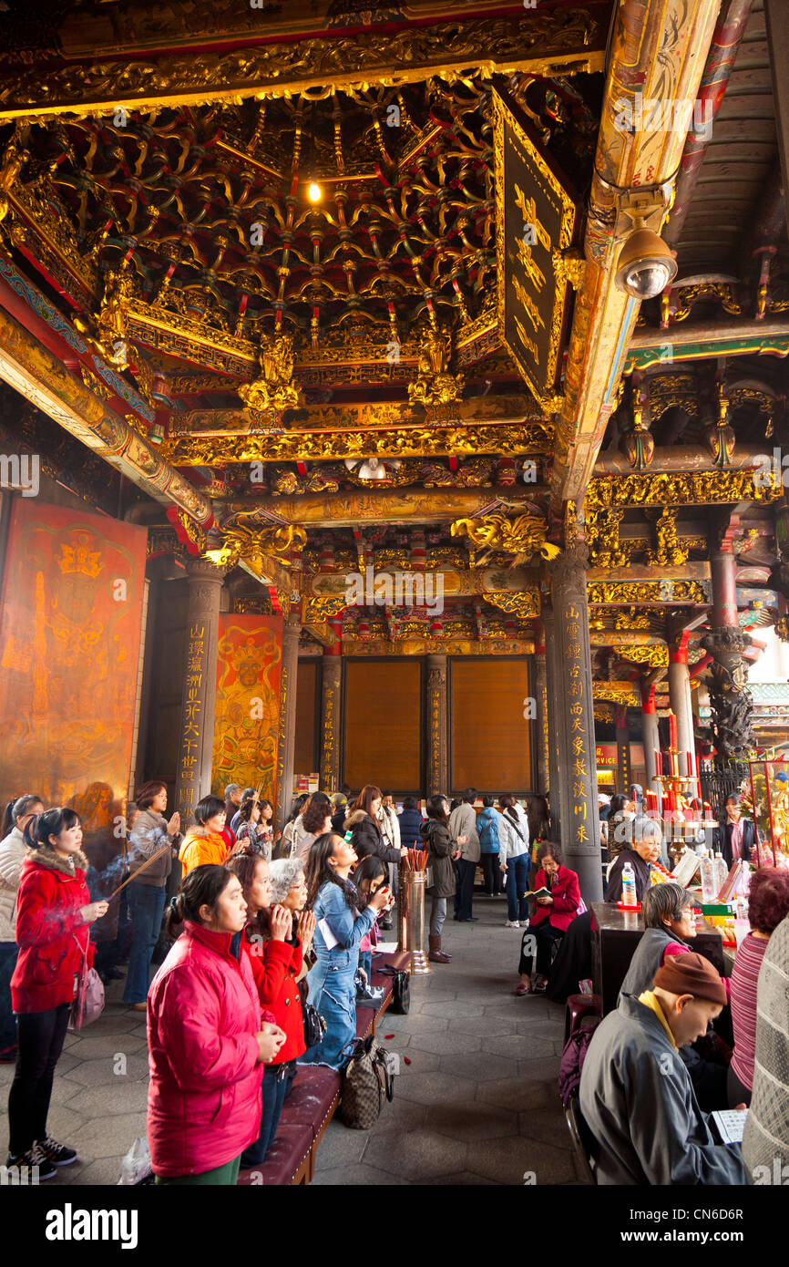 Les fidèles des ou de Longshan Temple Lungshan Taipei Taiwan. JMH5700 Banque D'Images