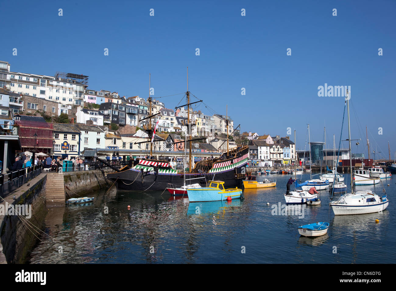 Une réplique de la Golden Hind à Brixham Harbour, Devon, UK Banque D'Images