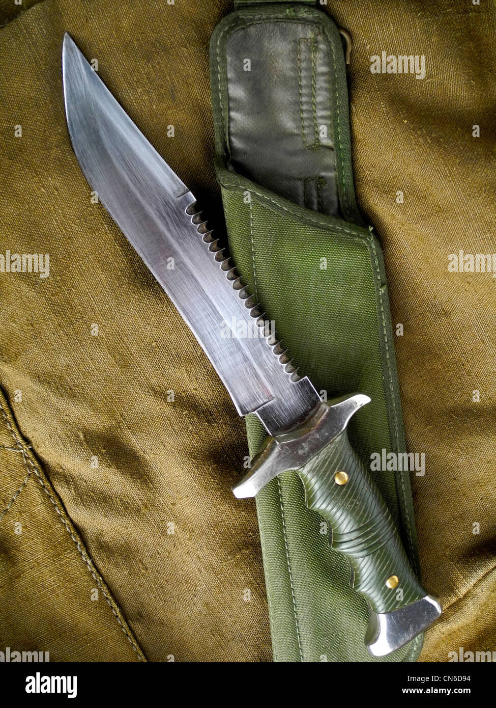 Un couteau militaire de combat utilisé comme une arme en combat rapproché. Banque D'Images