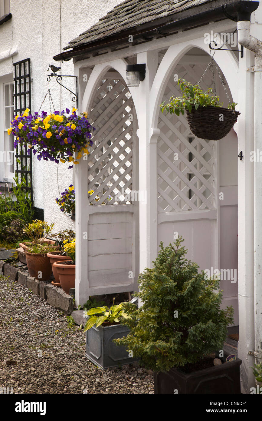 UK, Cumbria, Lake District, Hawkshead, la place des portes, des moulures en bois peint avec des porches Banque D'Images