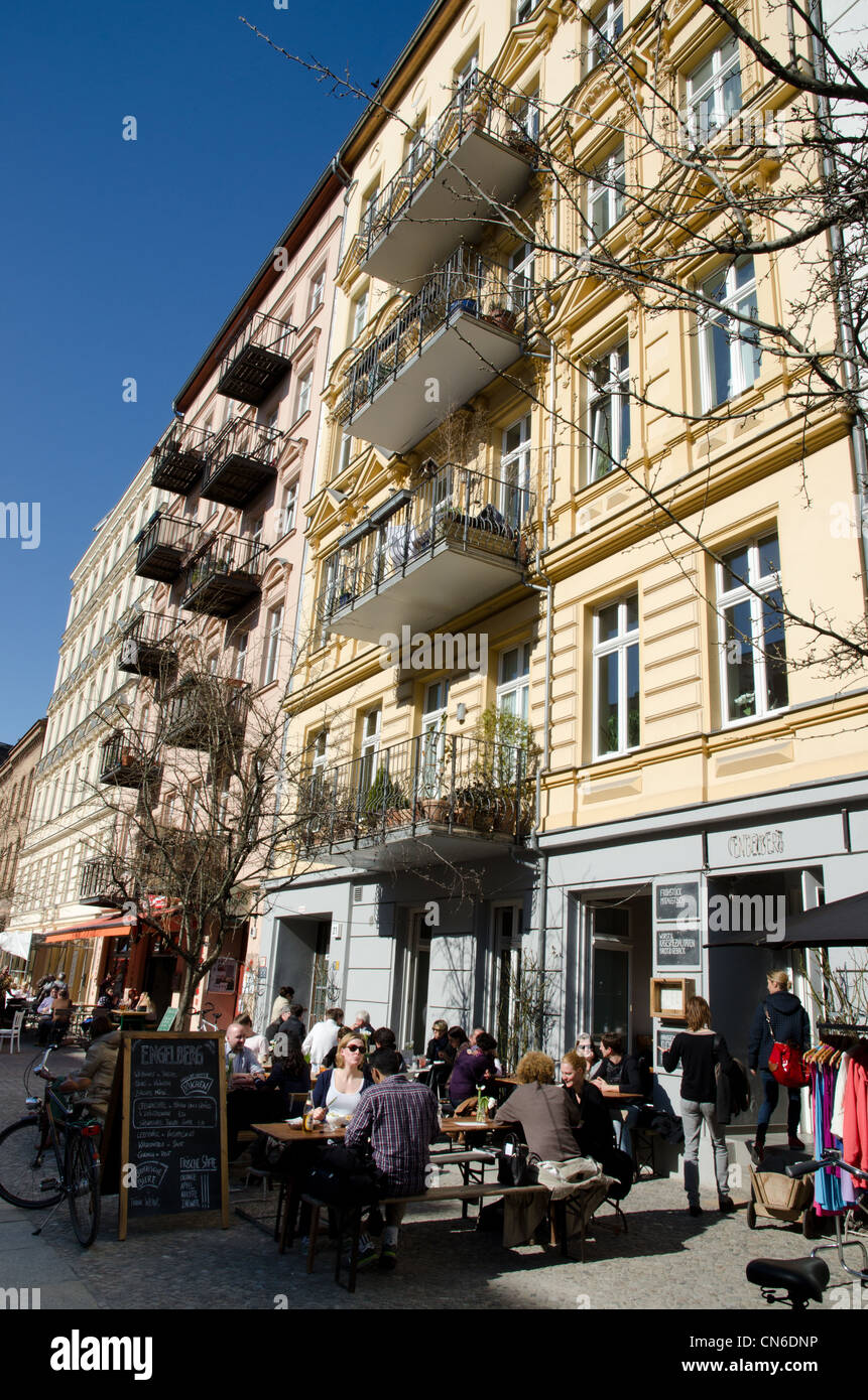 Au café de la rue Oderberger Strasse, de Prenzlauer Berg à Berlin-est Banque D'Images