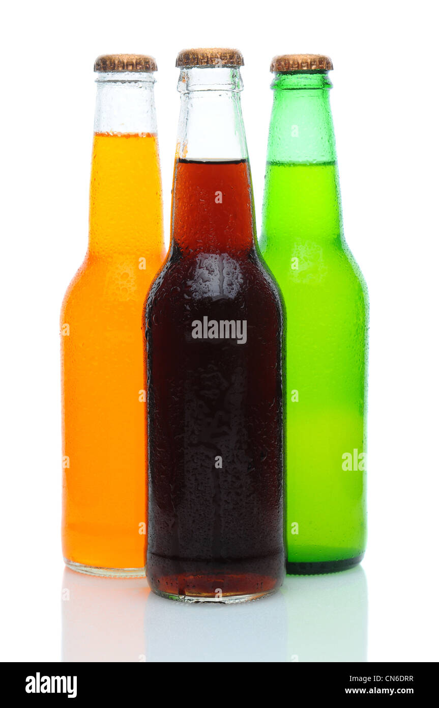 Un assortiment de trois bouteilles de soda avec condensation . Orange, cola, et citron lime sodas dans un regroupement sur blanc Banque D'Images