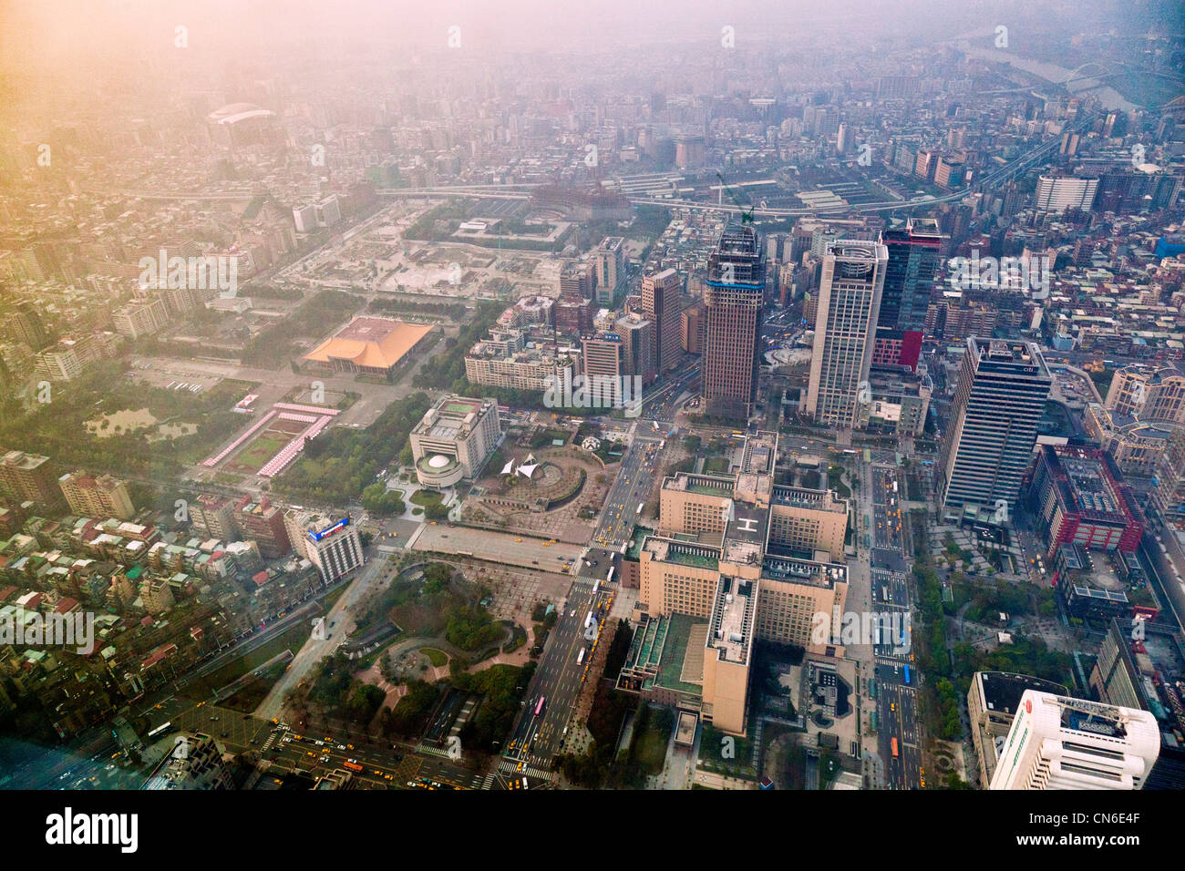 Nord depuis la plate-forme d'observation gratte-ciel Taipei 101 Taipei Taiwan avec Sun Yat-sen Memorial Hall au centre gauche. JMH5727 Banque D'Images