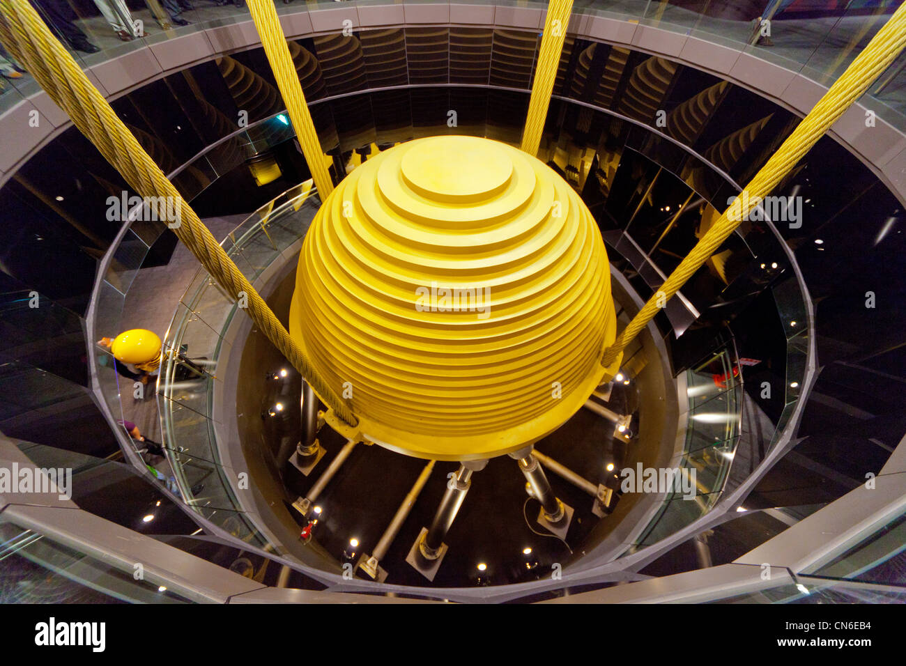 L'écoute de l'amortisseur de masse pendule pesant 660 tonnes au sommet de gratte-ciel Taipei 101 Taipei Taiwan. JMH5731 Banque D'Images