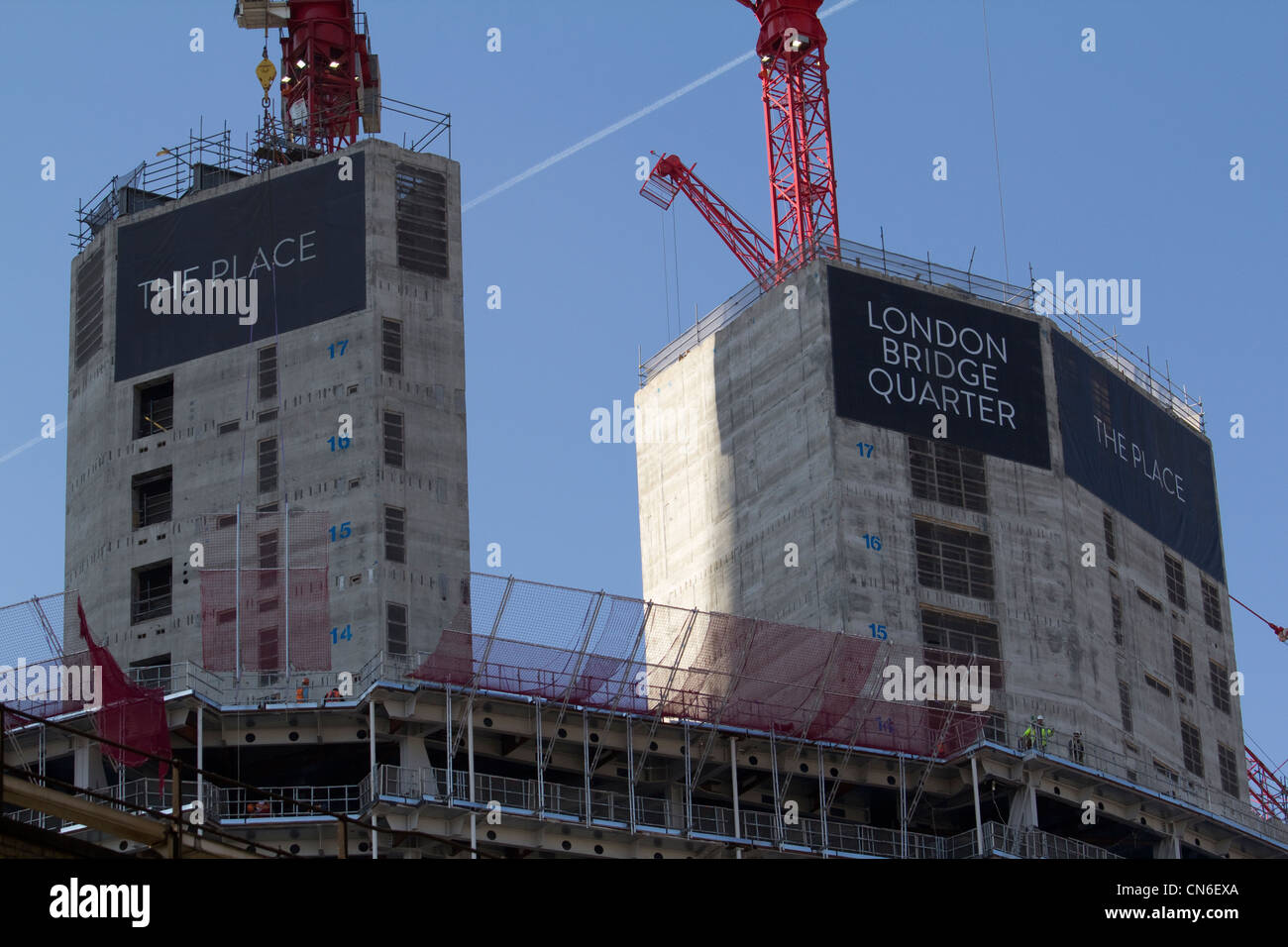 Construction en béton à The place et London Bridge Quarter près du Shard, remodelant la skyline de Londres, avec une grue sur le toit contre le ciel. Banque D'Images