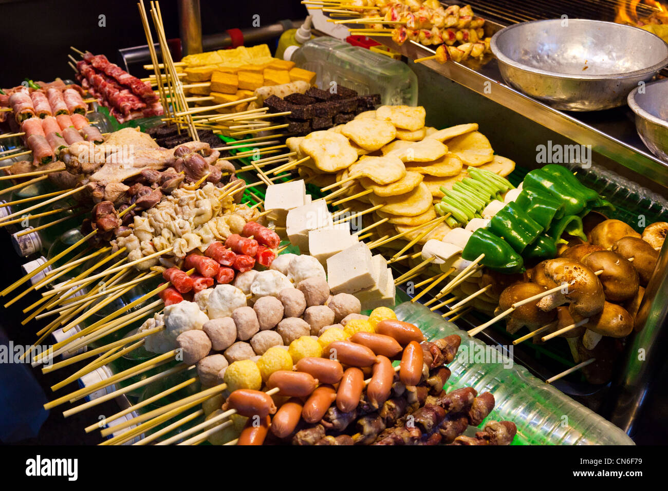 La viande et les légumes sur les brochettes, prêt à être cuit dans la rue Tonghua) Linjiang (Marché de nuit de Taipei Taiwan. JMH5752 Banque D'Images