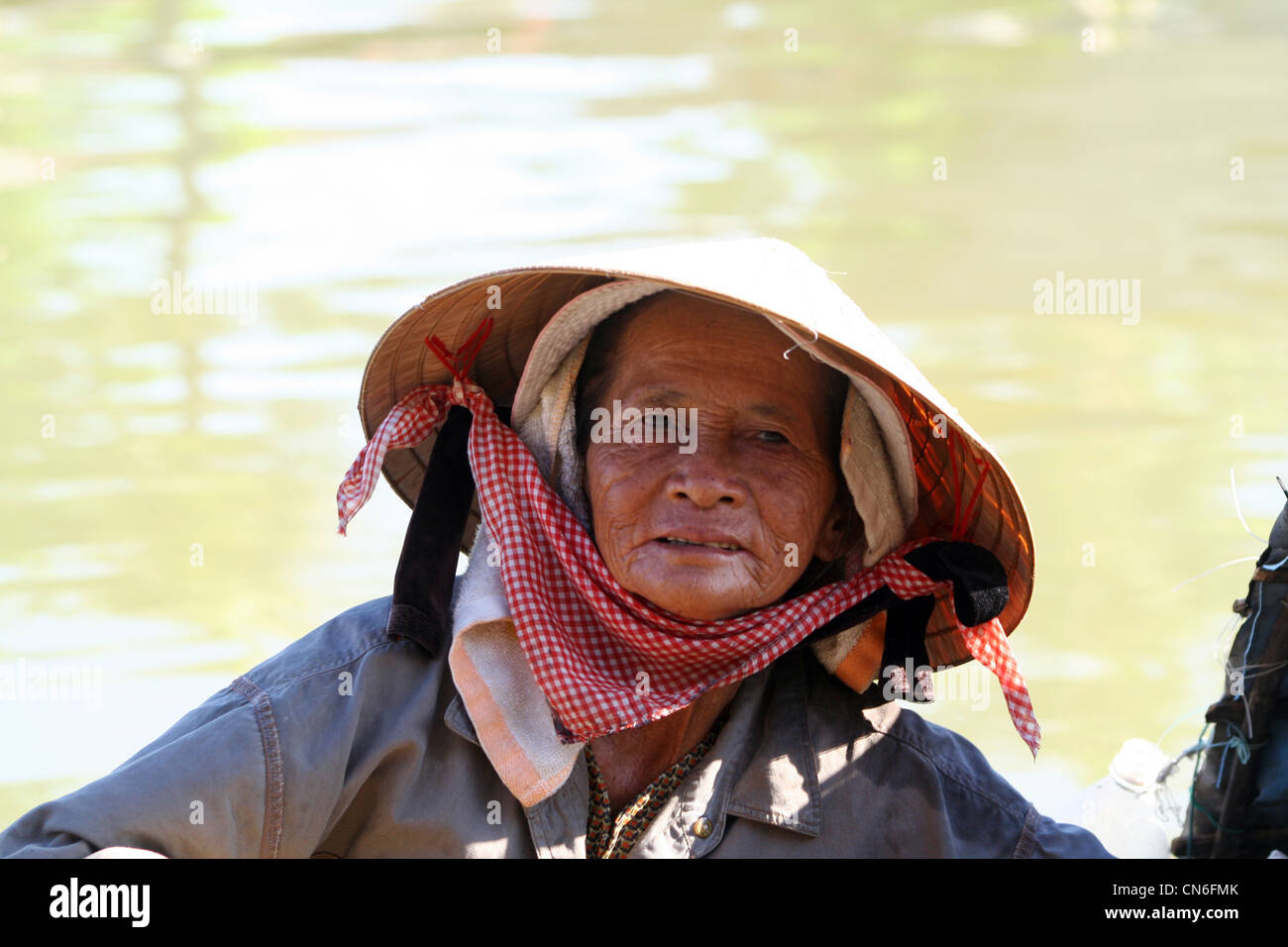 Vietnamienne sur un bateau à Hoi An, Vietnam Banque D'Images