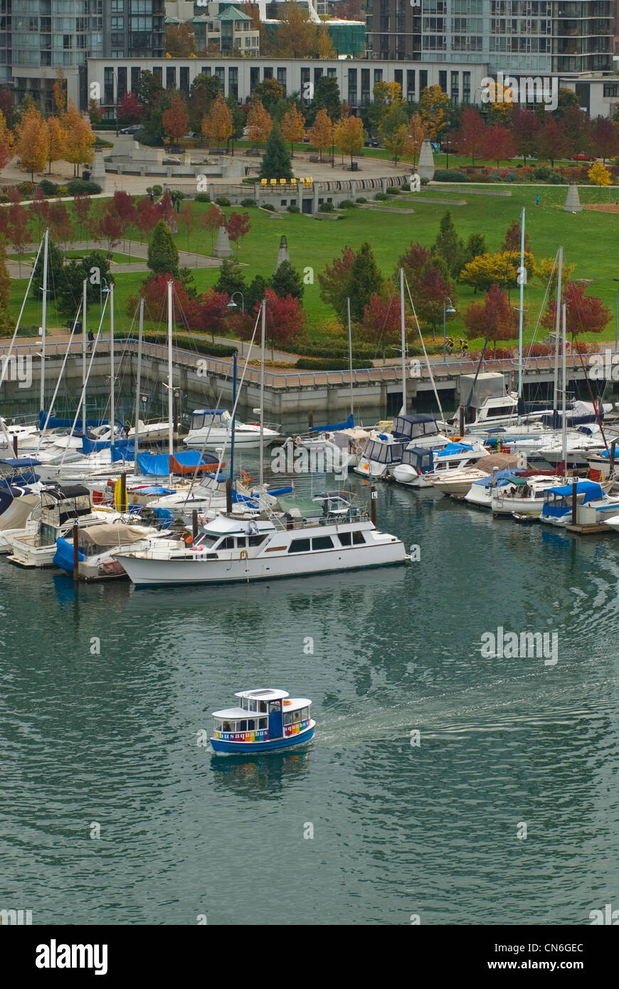 Le Bus Aqua croisière à travers la baie de False Creek, Vancouver, British Columbia Banque D'Images