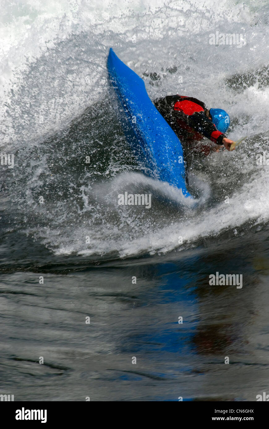 La kayakiste joue dans les ondes stationnaires dans Skookumchuck Narrows, Sechelt (Colombie-Britannique) Banque D'Images