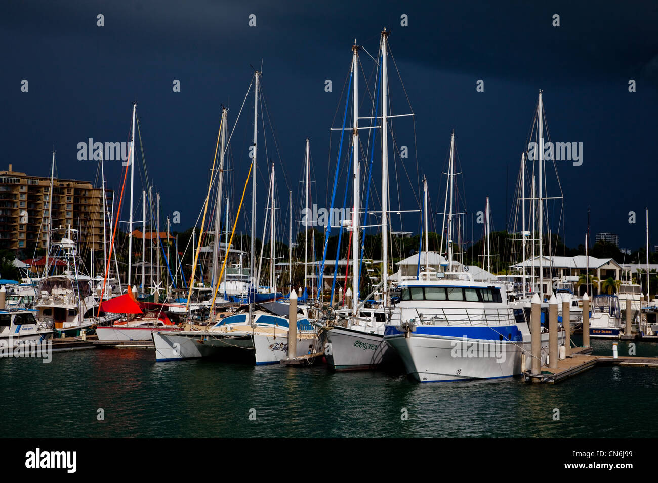 Storm clouds over Marina Cullen Bay. Darwin en Australie. Banque D'Images