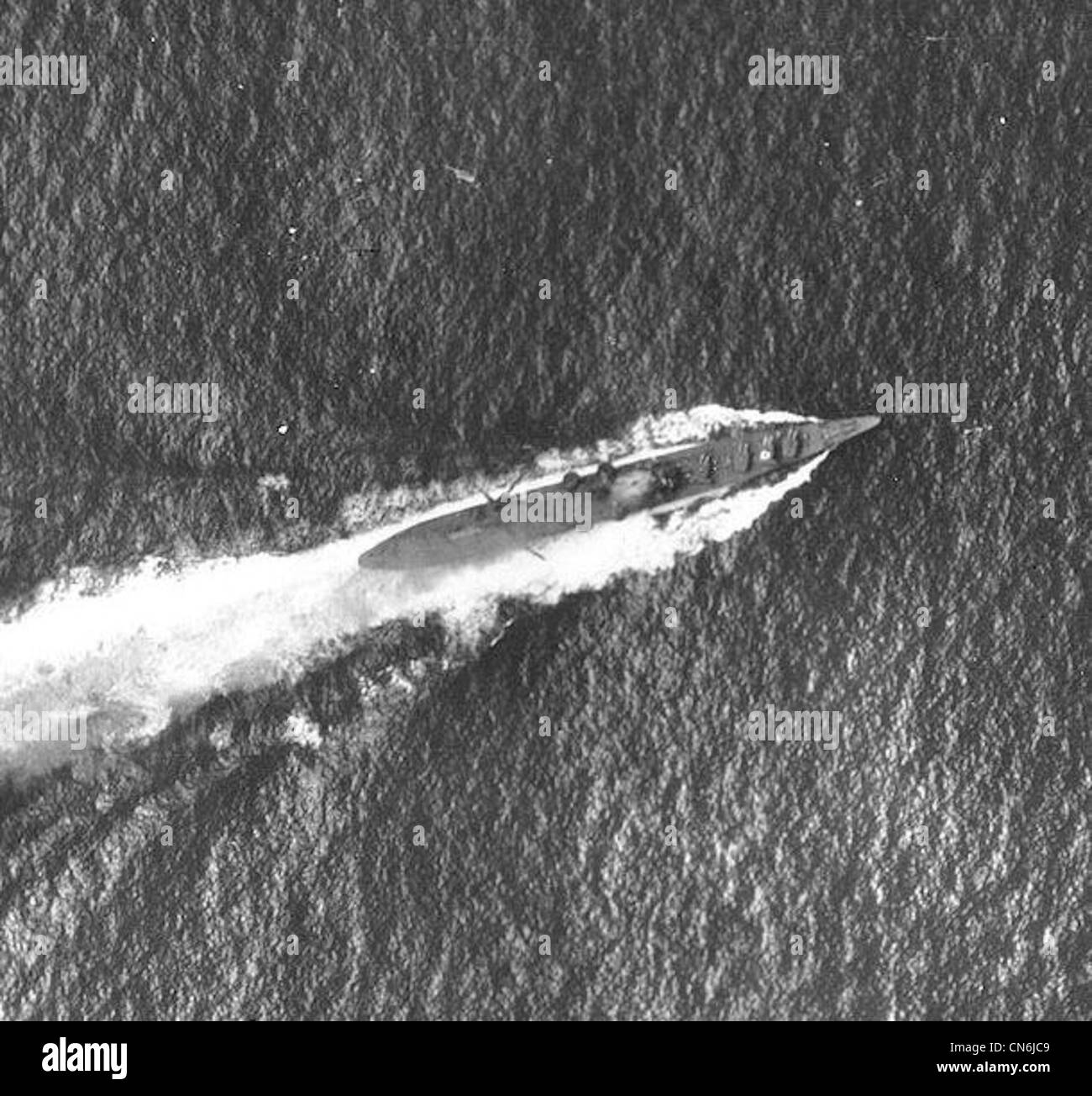 Chikuma (Heavy Cruiser japonais, 1939), attaqué par avion pendant la bataille des îles de Santa Cruz, 26 octobre 1942. Photographié à partir d'un avion USS Enterprise (CV-6). Notez la fumée qui provient de son pont, qui avait été frappé par une bombe, et ce qui semble être un marquage de reconnaissance peint sur sa tourelle numéro deux de canon de huit pouces. Les catapultes du navire et la grue d'avion semblent être balancés sur ses côtés, à l'arrière des amidships. Banque D'Images