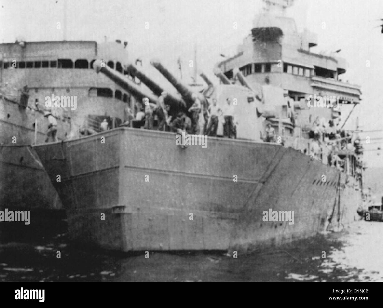 Un arc temporaire permanent a été truqué à Minneapolis à Espirituu Santo pour le voyage dans le Pacifique en janvier 1943. Elle a été endommagée à la bataille de Tassafaronga. Banque D'Images