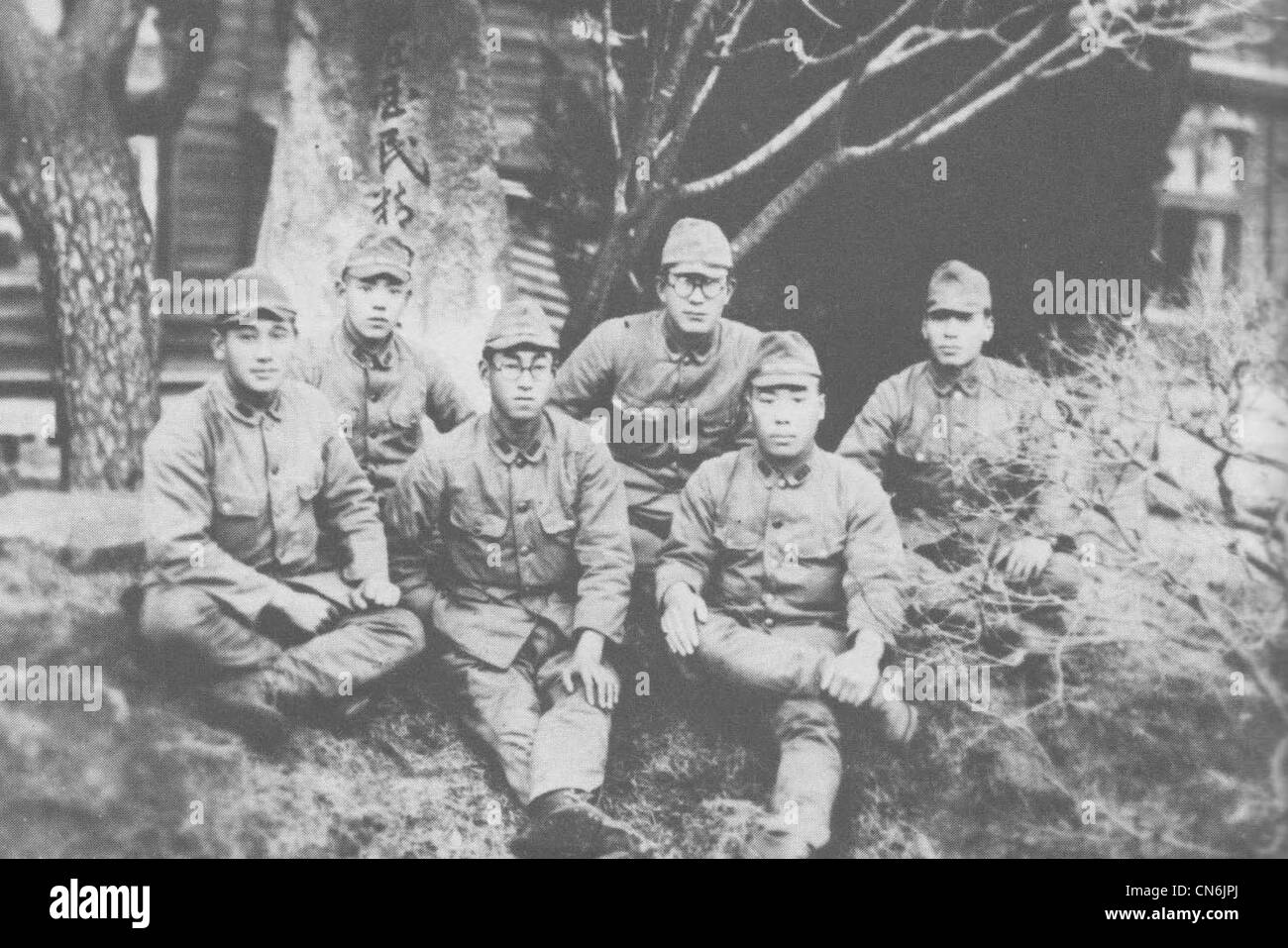 Une photographie des soldats de l'armée impériale japonaise qui servent en Nouvelle-Géorgie, probablement prise au Japon avant leur déploiement dans le Pacifique Sud. La photo a été prise par les forces américaines pendant la bataille de l'île en 1943. Banque D'Images