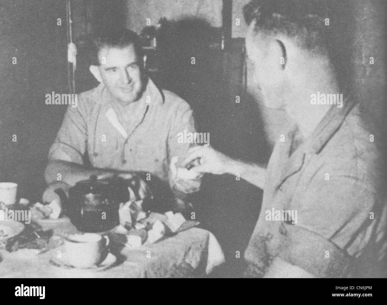 Le Coastwatcher Donald Kennedy (à gauche), qui était en poste à Segi en Nouvelle-Géorgie pendant la campagne des Îles Salomon pendant la Seconde Guerre mondiale Il sert du thé au capitaine de marine américain Clay Boyd lors d'une des missions de scoutisme de Boyd en Nouvelle-Géorgie avant l'opération d'atterrissage des alliés à l'été 1943. Banque D'Images