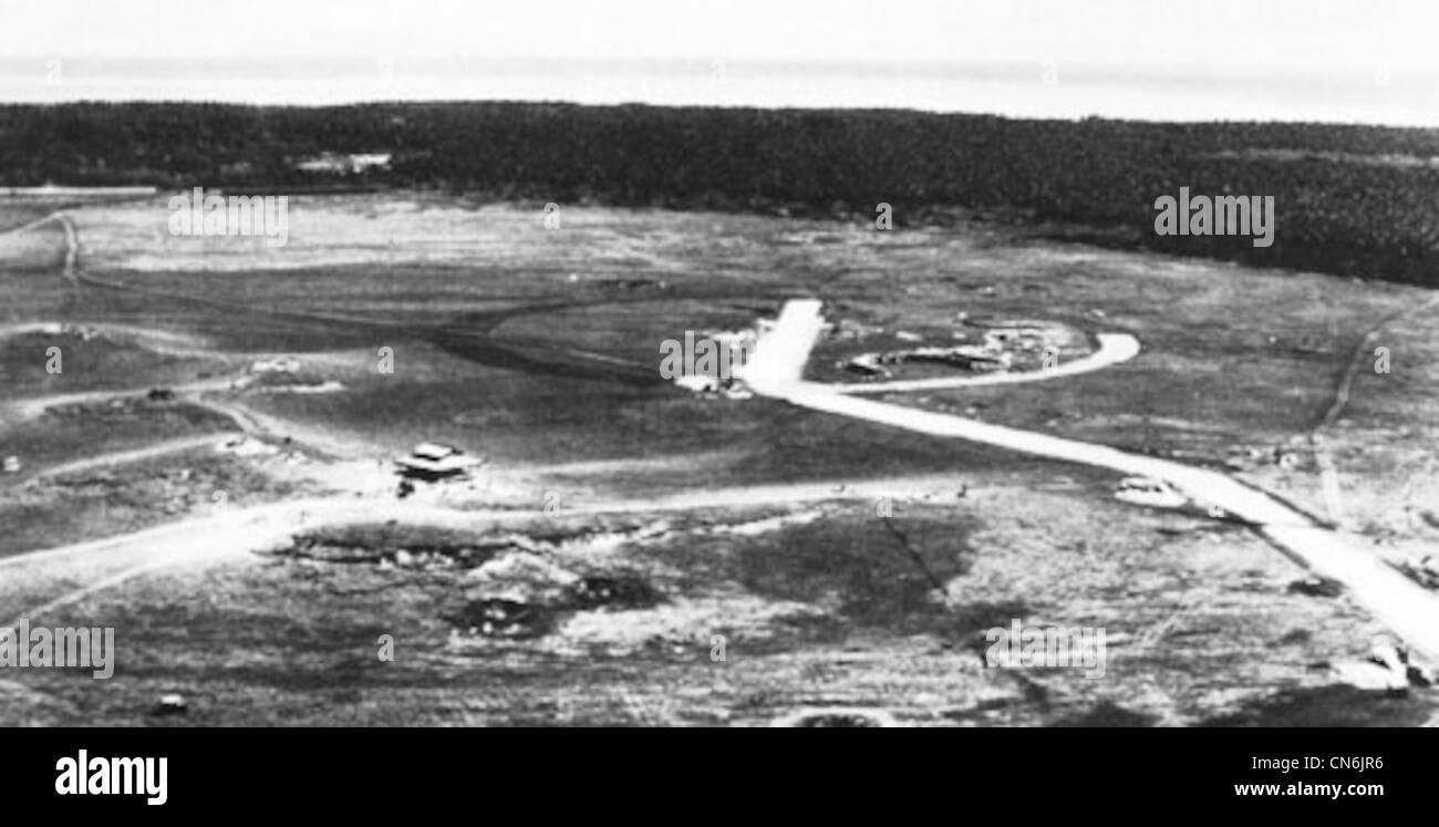 Vue aérienne de Henderson Field sur Guadalcanal, éventuellement prise de l'amont de la piste en regardant vers le nord en septembre 1942. La « pagode » est à gauche et Ironbottom Sound est en haut de l'image. Banque D'Images