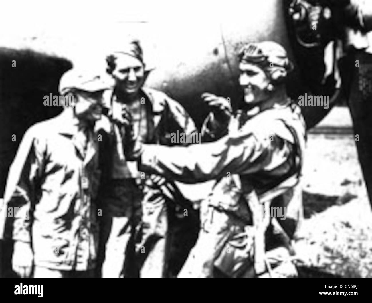Une photo d'un lcol exubérant Harold W. Bauer qui démontre sa technique à deux hommes d'équipage. Intensément compétitif, et connu sous le nom de "l'entraîneur", Bauer était l'un des aviateurs de corps de Marine qui a reçu la Médaille d'honneur, quoique posthume, à Guadalcanal, 1942 avec la Cactus Air Force. Banque D'Images