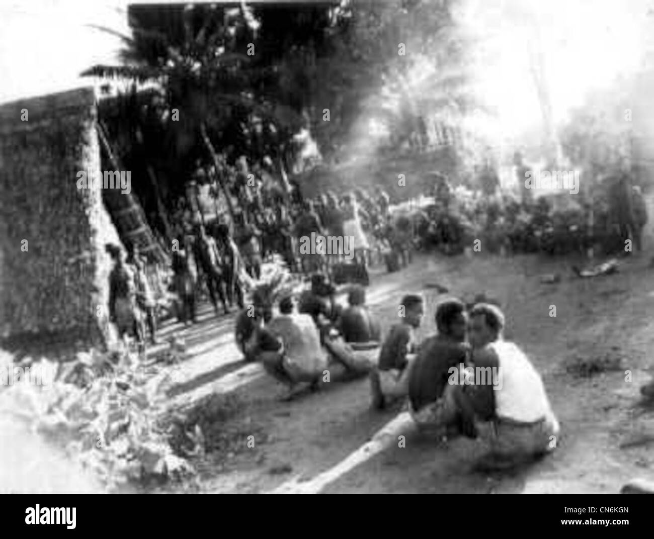 Les Salomonais autochtone se préparer à aider les Marines des États-Unis du 2e Bataillon Raider à Guadalcanal en novembre 1942 Banque D'Images