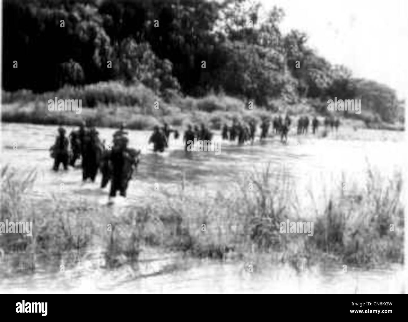 Carlson's 2nd Marine Raiders traverse une rivière à Guadalcanal en novembre 1942. Banque D'Images