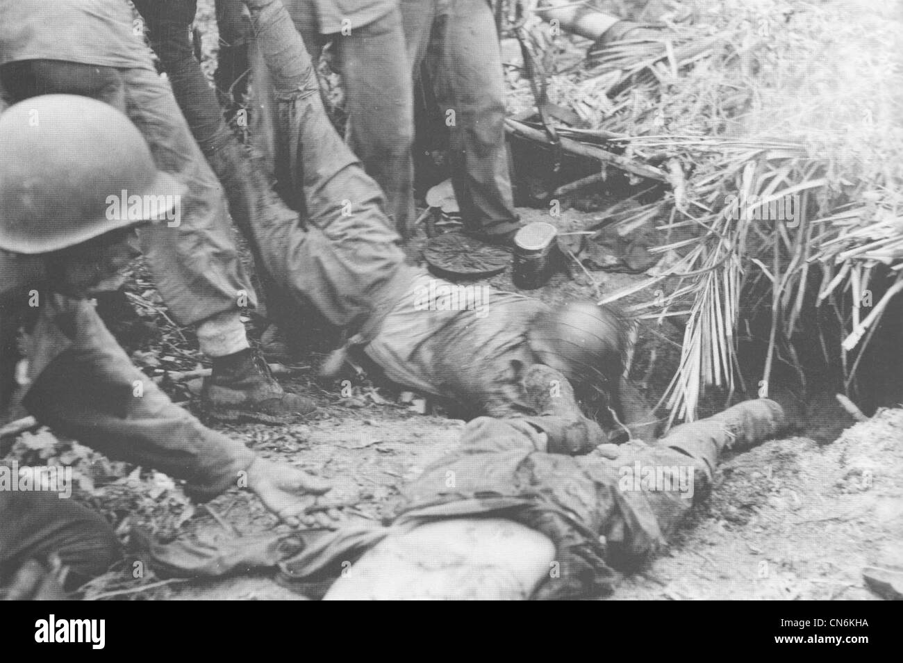 Les Marines américains faites glisser les soldats japonais morts de leur bunker, près de Point Cruz à Guadalcanal en novembre 1942. Banque D'Images