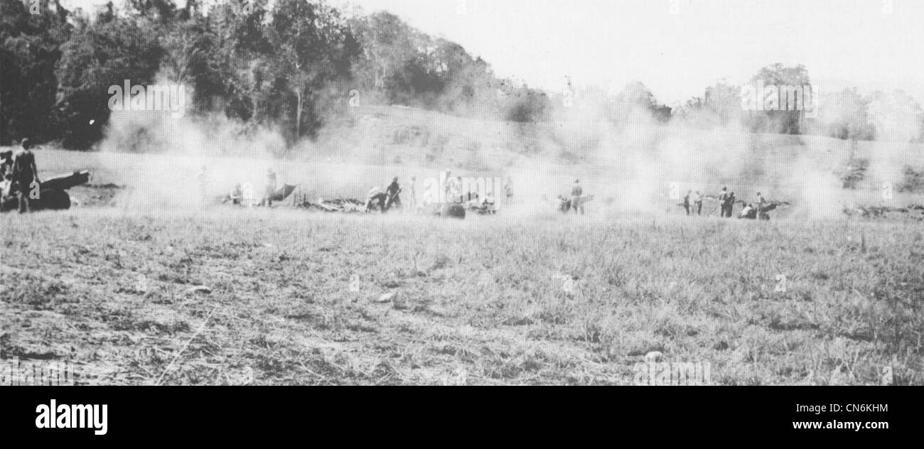 75 mm de paquets d'obusiers du 1er Bataillon, 11e Régiment de Marine des États-Unis incendie à l'appui de l'opération de Marine et d'Armée des États-Unis contre les forces japonaises autour de la pointe Koli sur Guadalcanal en novembre 1942. Banque D'Images
