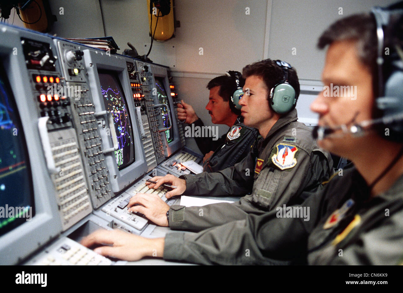 LES agents de contrôle des armes DE LA Force aérienne AMÉRICAINE à bord d'un avion E-3 Sentry Airborne Warning and Control System (AWACS) se préparent à une mission au-dessus de la Turquie à l'appui de l'opération. Cette opération est une mission de sécurité visant à faire respecter la zone d'interdiction de vol des Nations Unies au nord du parallèle à 36 degrés de l'incursion aérienne et terrestre iraquienne. Une coalition de quatre nations composée des États-Unis, de la Turquie, de la Grande-Bretagne et de la France protège activement et fournit des réfugiés kurdes depuis la tempête du désert en 1991. Banque D'Images