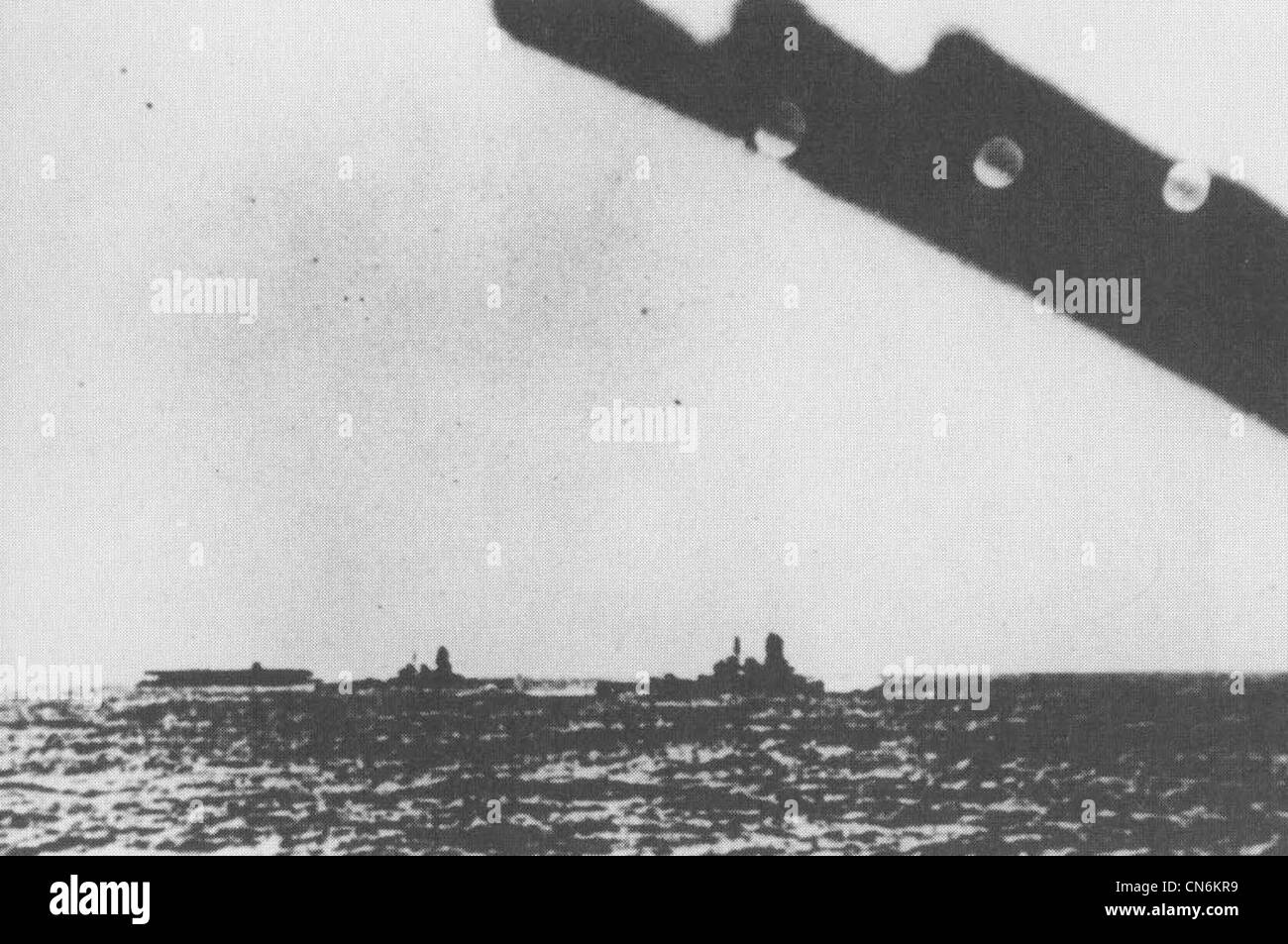 Le porte-avions de la Marine impériale japonaise Akagi (à gauche), le cuirassé Hiei (au centre) et Kirishima (à droite) dans le centre du Pacifique un jour avant le lancement du raid surprise sur Pearl Harbor, à Hawaï. Banque D'Images