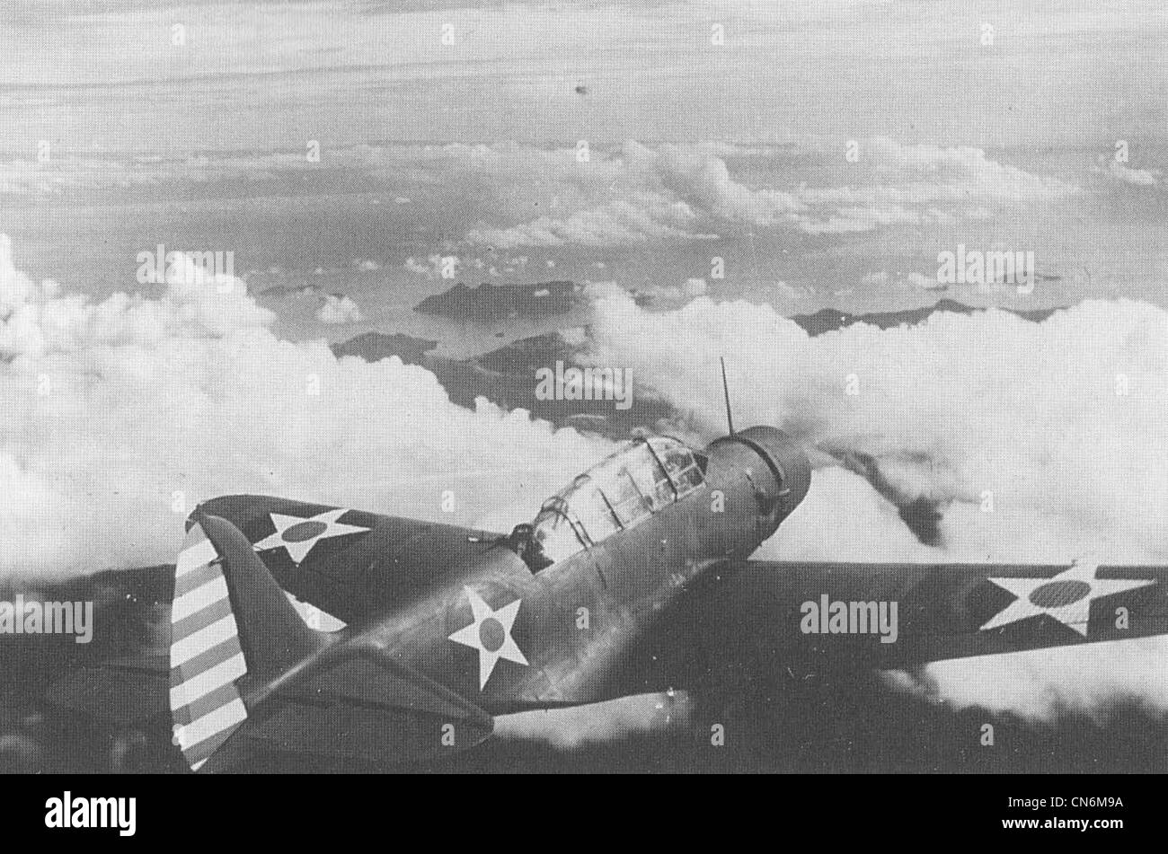Un Devastateur de la marine américaine Douglas TBD-1 (Buno 0319) de l'escadron de torpille VT-5 du porte-avions USS Yorktown (CV-5) survole Salamalaua, en Nouvelle-Guinée, juste avant d'attaquer le transport maritime japonais dans le golfe de Huon, le 10 mars 1942. L'avion photographié a été piloté par le Lieutenant commandant Joe Taylor. Le TBD-1 0319 a été rayé de l'inventaire de la marine américaine le 12 octobre 1943 et mis au rebut. Banque D'Images