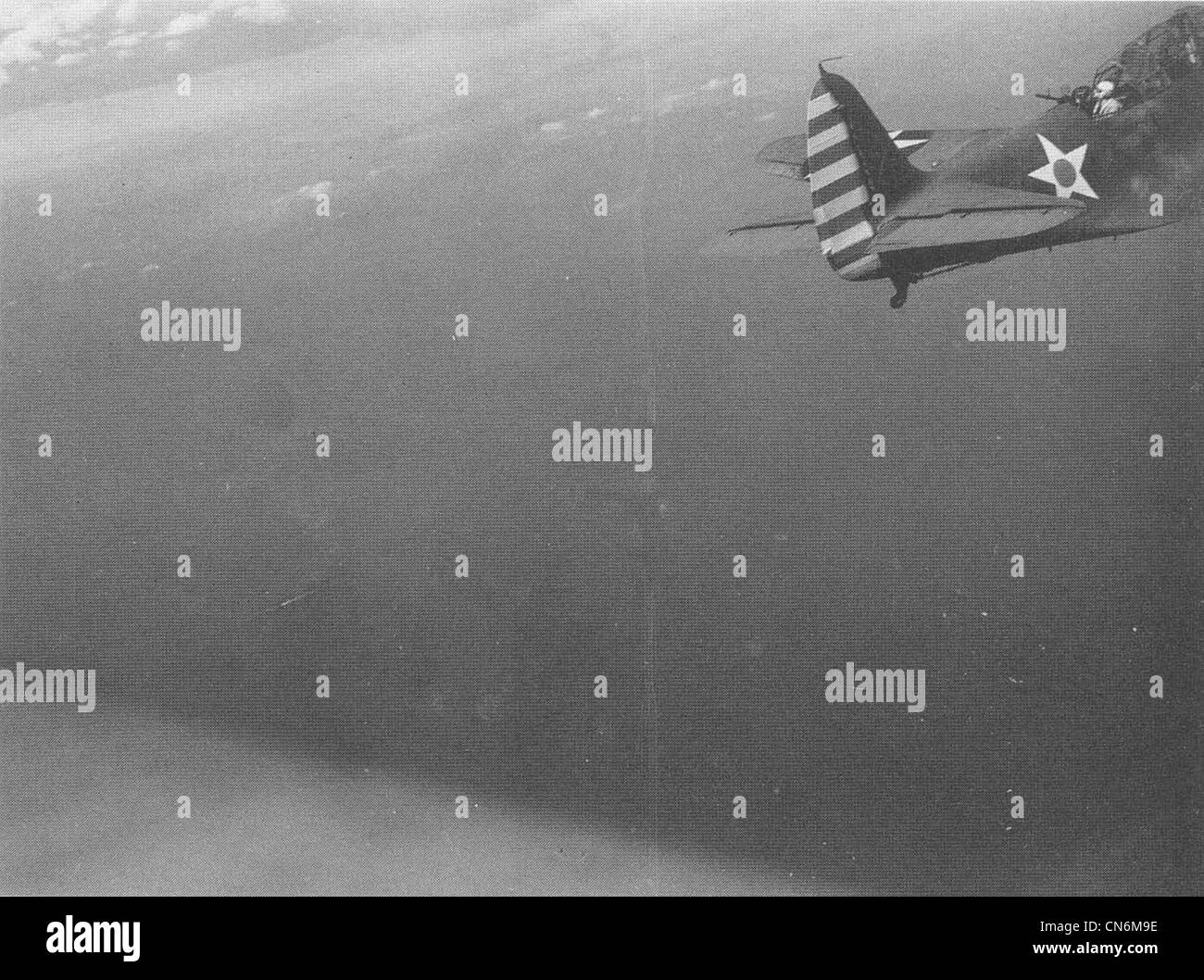 Un avion de Devasator de l'escadron de torpille VT-5 de la Marine américaine Douglas TBD-1 du porte-avions USS Yorktown (CV-5) survolant le golfe Huon près de la Nouvelle-Guinée le 10 mars 1942 lors d'une attaque contre des navires japonais soutenant l'invasion de Lae-Salamalaua. Le TBD-1 a été piloté par le Lieutenant Commandant Joe Taylor, avec CRM(PA) Harrison S. Nobbs comme radiotireur. Banque D'Images