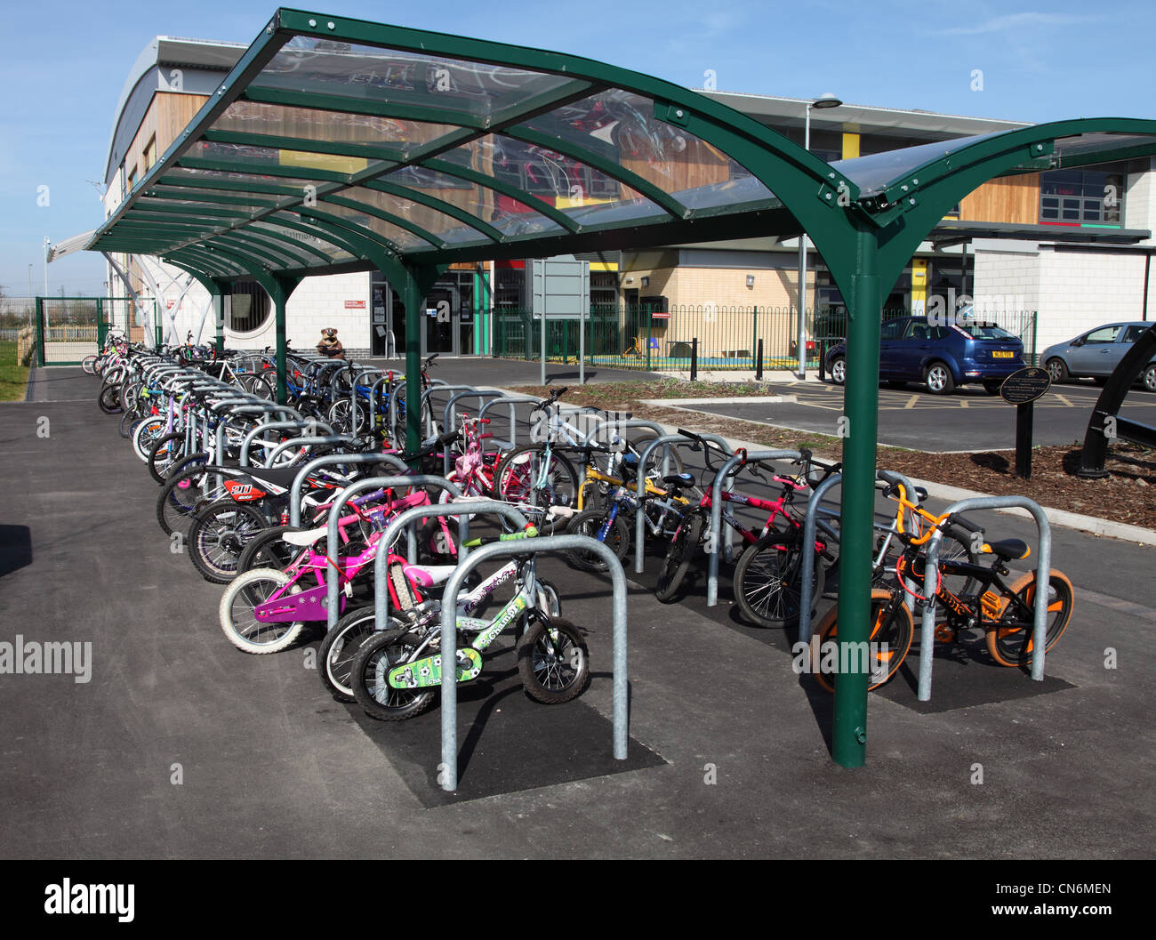 L'école primaire met en vélo plein de vélos d'enfants, Blyth, Northumberland, England UK Banque D'Images